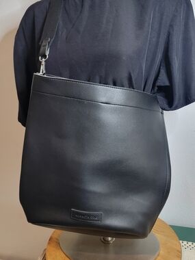 Kenneth Cole Smooth Black Leather Messenger Crossbody